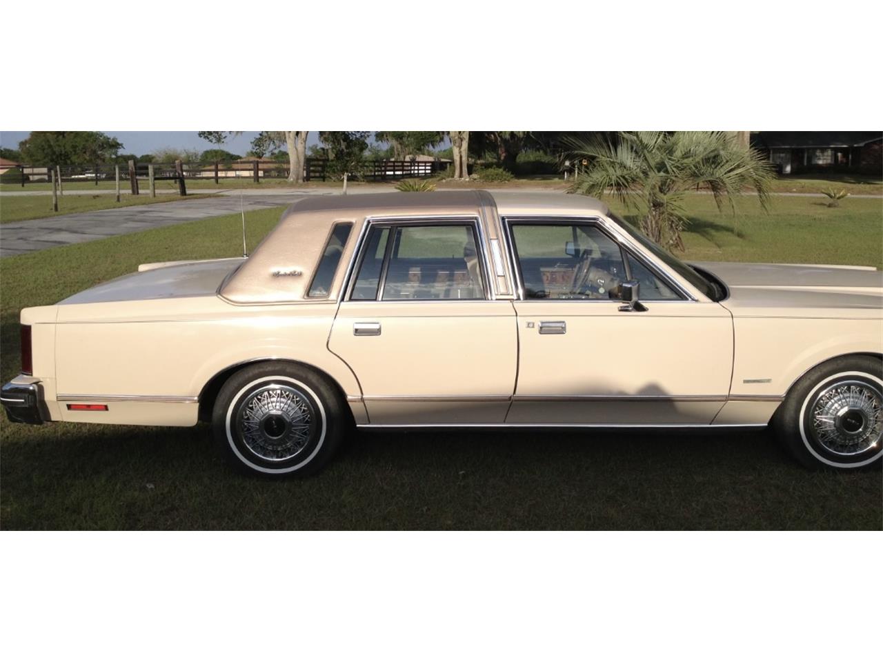 Lincoln-Town-car-1981-Cream-Gold-4