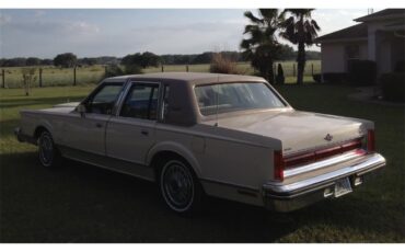 Lincoln-Town-car-1981-Cream-Gold-5