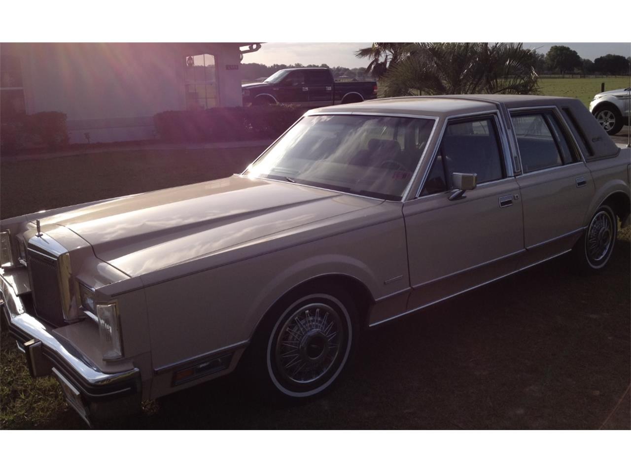 Lincoln-Town-car-1981-Cream-Gold-6