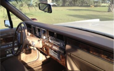 Lincoln-Town-car-1981-Cream-Gold-7