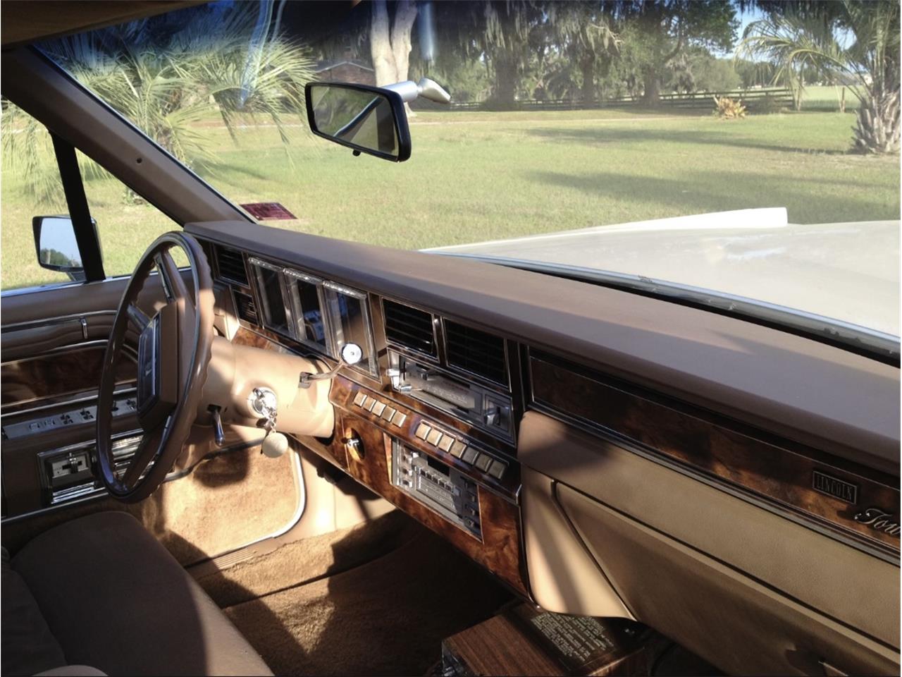 Lincoln-Town-car-1981-Cream-Gold-7