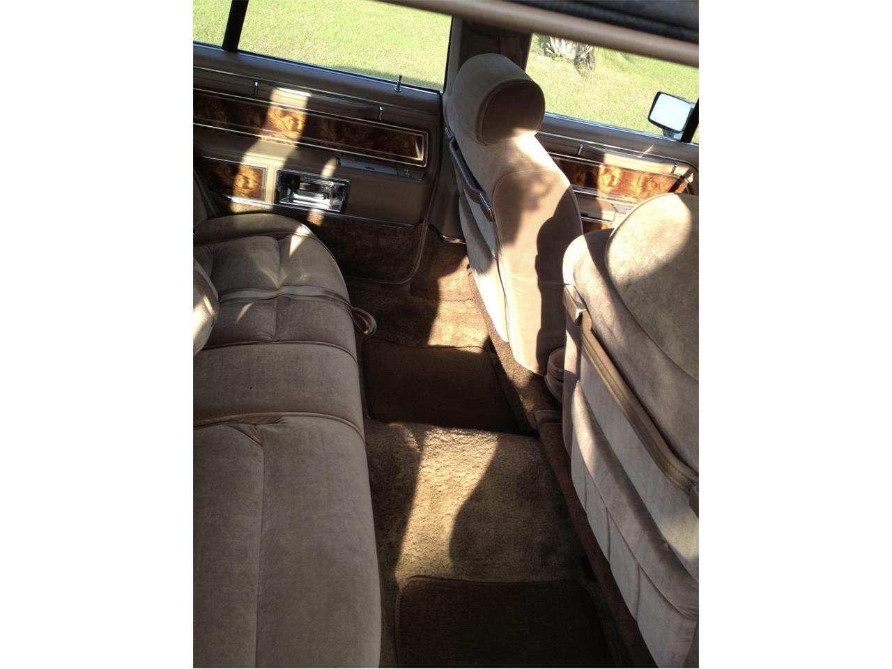 Lincoln-Town-car-1981-Cream-Gold-8
