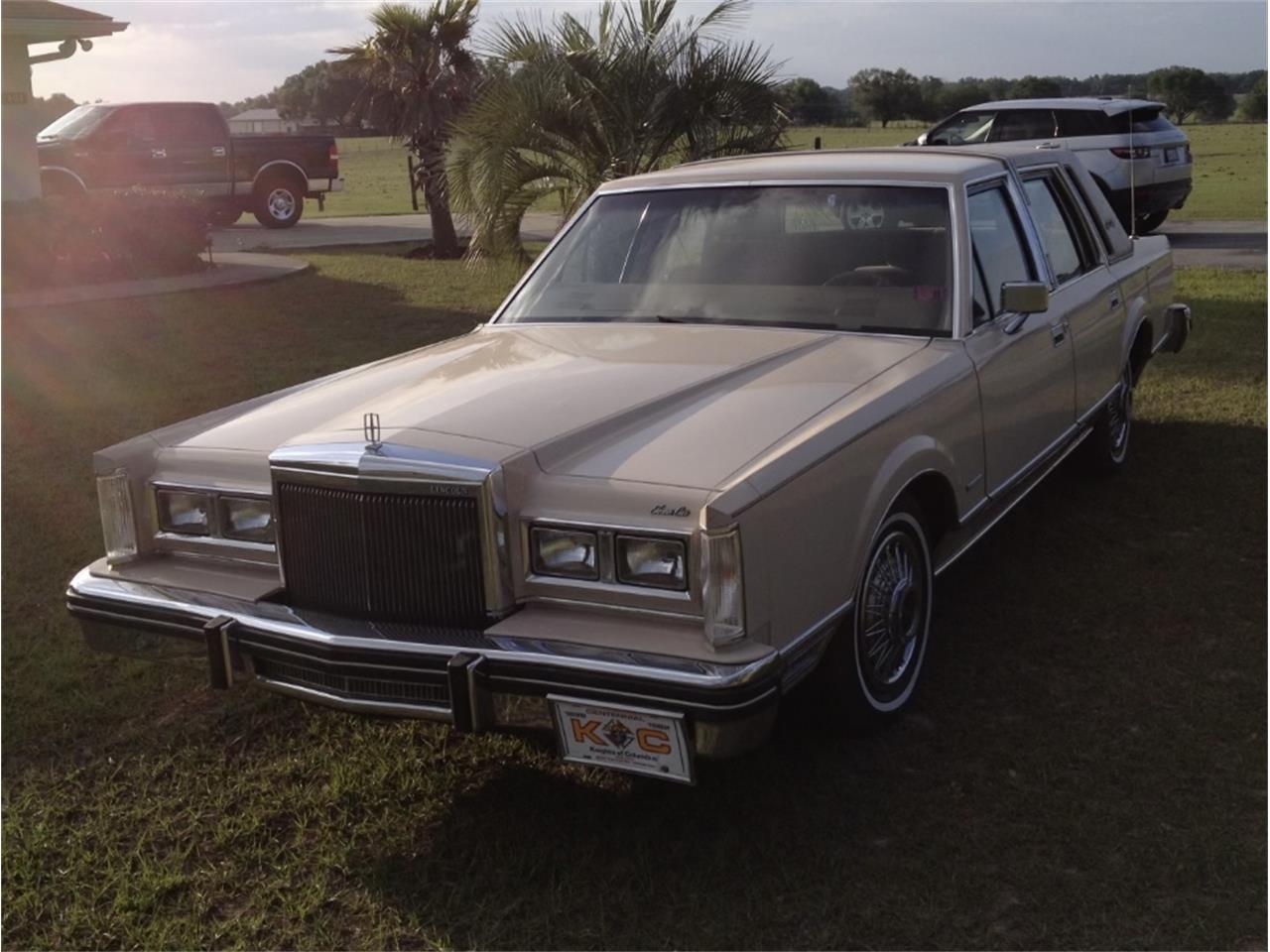 Lincoln-Town-car-1981-Cream-Gold-9