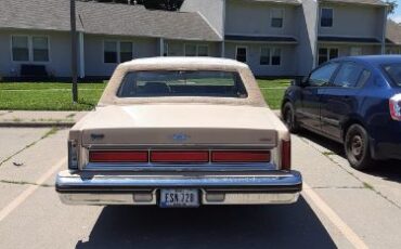 Lincoln-Town-car-1984-3