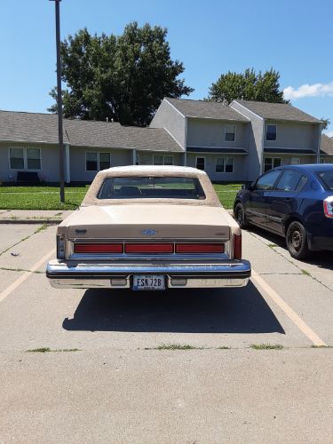 Lincoln-Town-car-1984-3