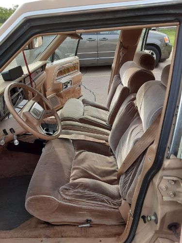 Lincoln-Town-car-1984-4