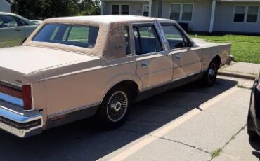 Lincoln-Town-car-1984-5
