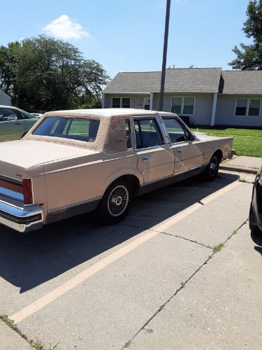 Lincoln-Town-car-1984-5