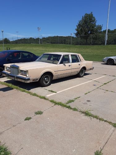 Lincoln-Town-car-1984-8