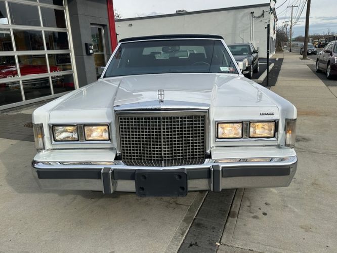 Lincoln-Town-car-1986-WhiteBlue-Top-1