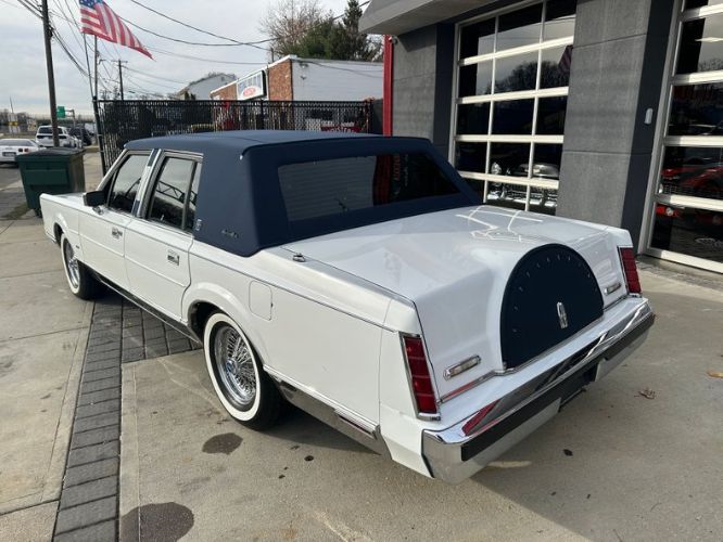 Lincoln-Town-car-1986-WhiteBlue-Top-11