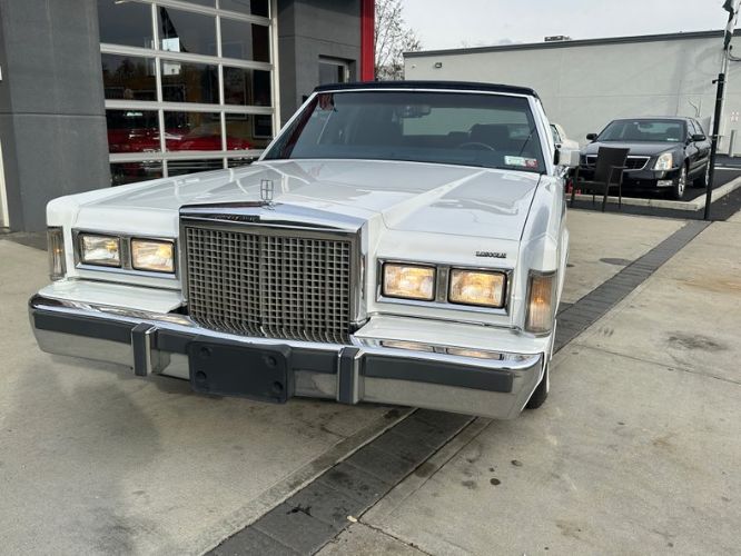 Lincoln-Town-car-1986-WhiteBlue-Top-2