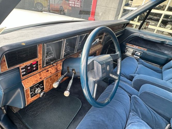 Lincoln-Town-car-1986-WhiteBlue-Top-22
