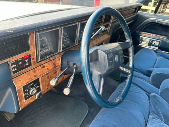 Lincoln-Town-car-1986-WhiteBlue-Top-25