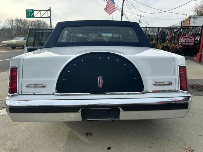 Lincoln-Town-car-1986-WhiteBlue-Top-27