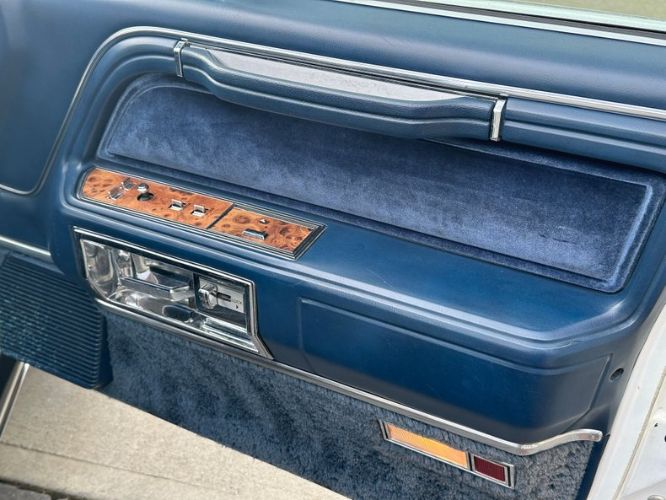 Lincoln-Town-car-1986-WhiteBlue-Top-28