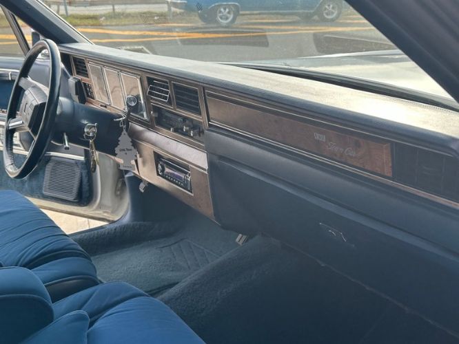 Lincoln-Town-car-1986-WhiteBlue-Top-29
