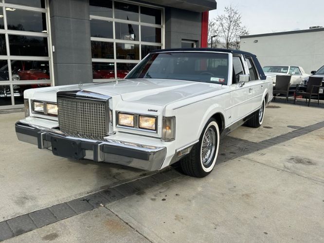 Lincoln-Town-car-1986-WhiteBlue-Top-3