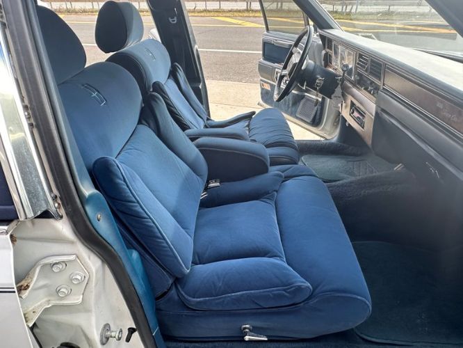Lincoln-Town-car-1986-WhiteBlue-Top-31