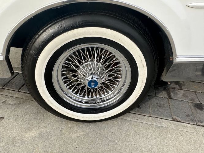 Lincoln-Town-car-1986-WhiteBlue-Top-32