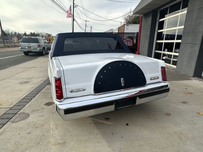 Lincoln-Town-car-1986-WhiteBlue-Top-34