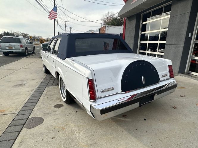 Lincoln-Town-car-1986-WhiteBlue-Top-35