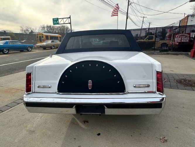 Lincoln-Town-car-1986-WhiteBlue-Top-36