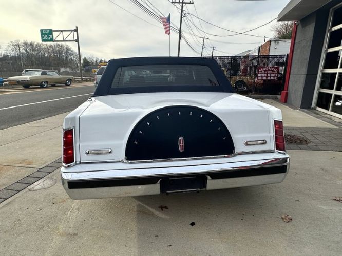 Lincoln-Town-car-1986-WhiteBlue-Top-37
