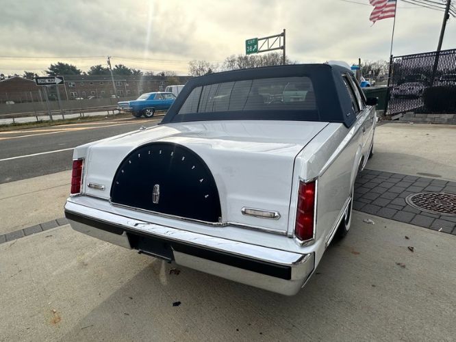 Lincoln-Town-car-1986-WhiteBlue-Top-38