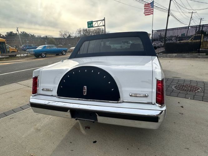Lincoln-Town-car-1986-WhiteBlue-Top-39