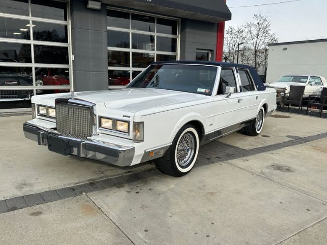 Lincoln-Town-car-1986-WhiteBlue-Top-4