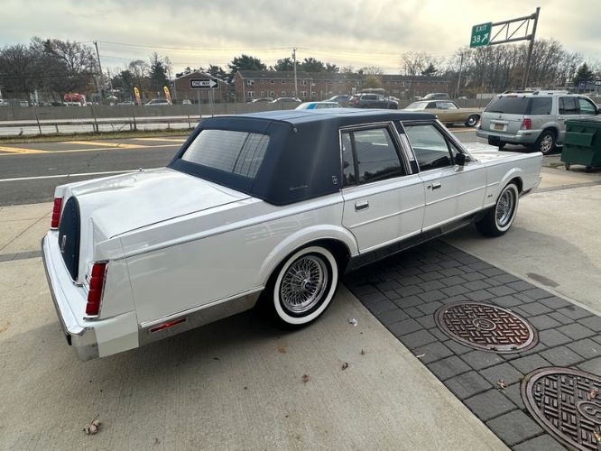 Lincoln-Town-car-1986-WhiteBlue-Top-40