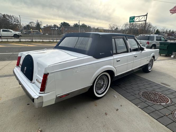 Lincoln-Town-car-1986-WhiteBlue-Top-41
