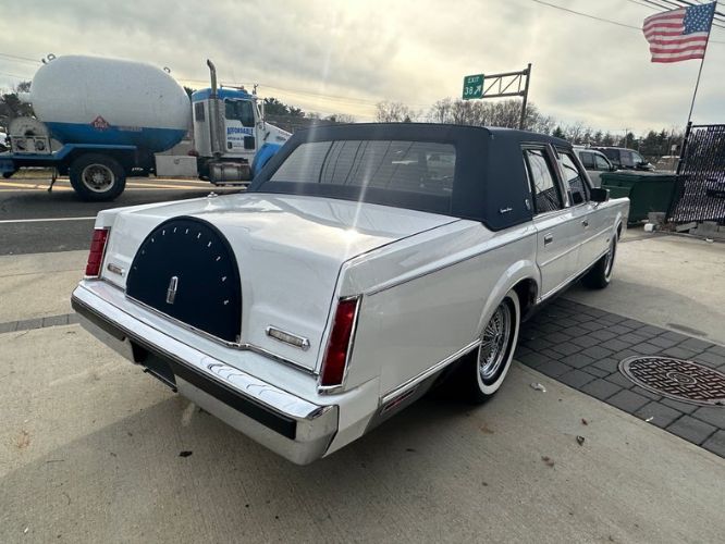 Lincoln-Town-car-1986-WhiteBlue-Top-42