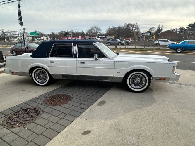 Lincoln-Town-car-1986-WhiteBlue-Top-43