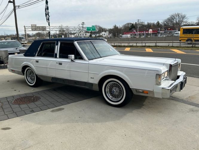 Lincoln-Town-car-1986-WhiteBlue-Top-44