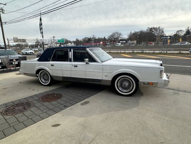 Lincoln-Town-car-1986-WhiteBlue-Top-45