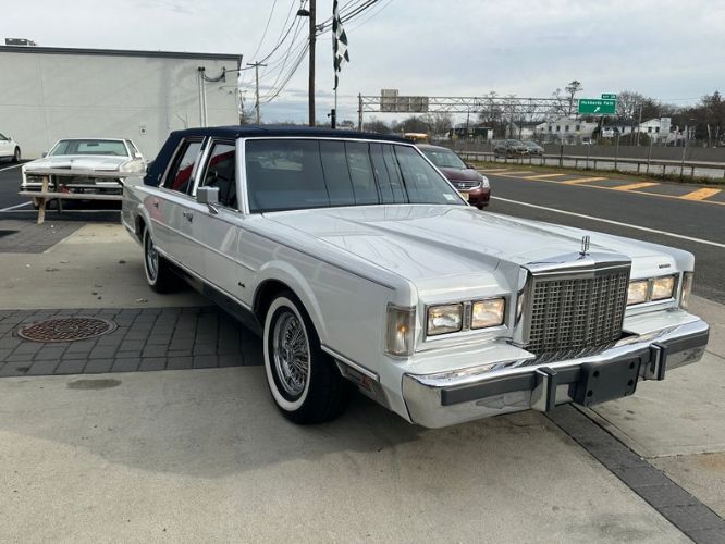 Lincoln-Town-car-1986-WhiteBlue-Top-47