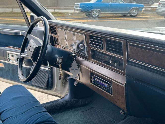 Lincoln-Town-car-1986-WhiteBlue-Top-5