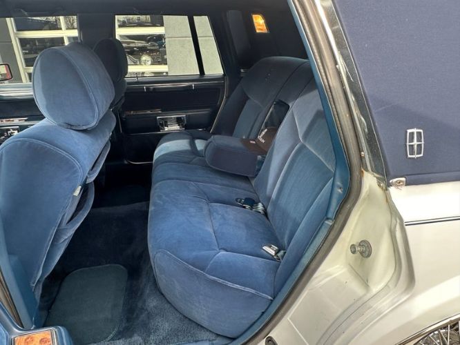 Lincoln-Town-car-1986-WhiteBlue-Top-6