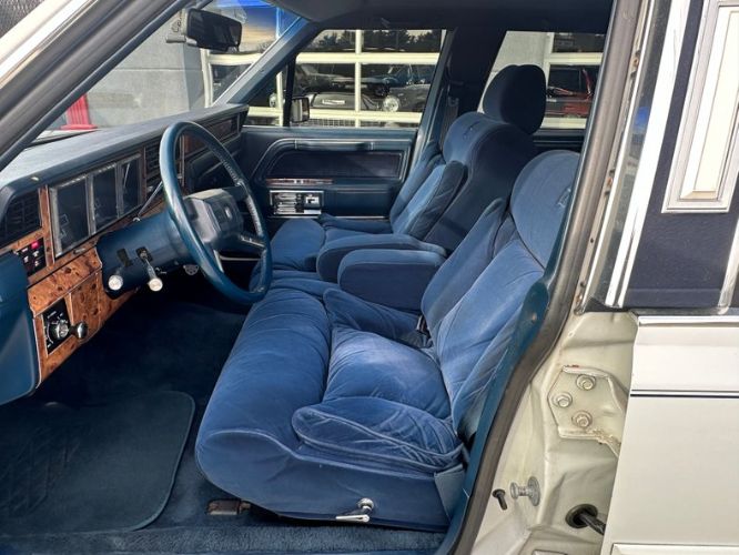 Lincoln-Town-car-1986-WhiteBlue-Top-8