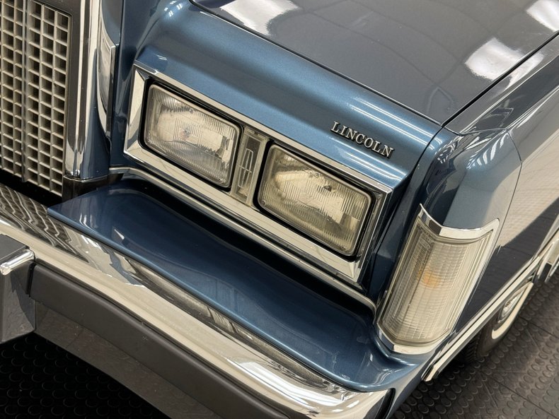 Lincoln-Town-car-1987-Glacier-Blue-Shadow-Blue-18