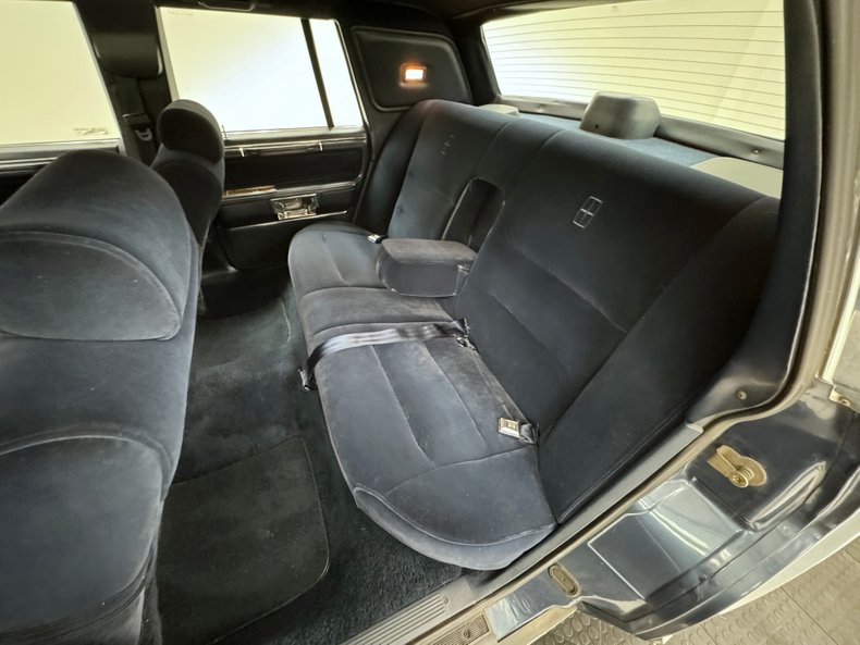 Lincoln-Town-car-1987-Glacier-Blue-Shadow-Blue-2