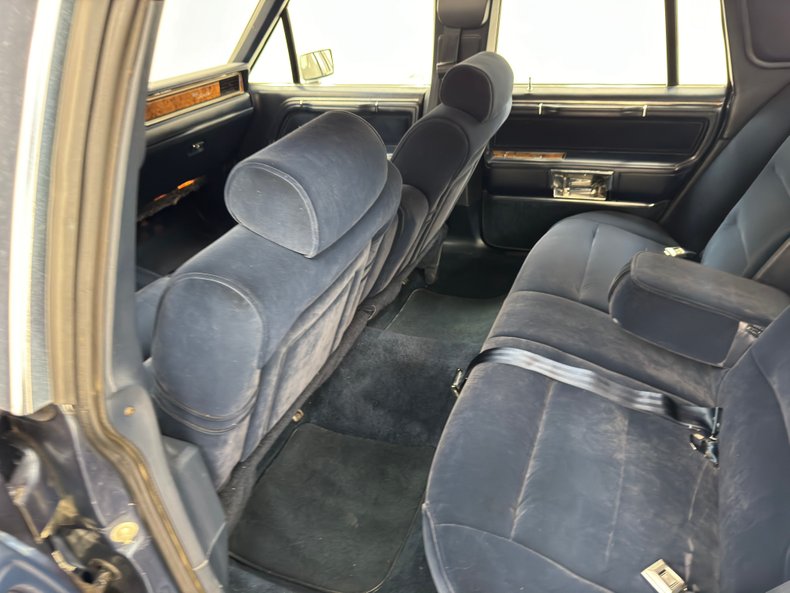 Lincoln-Town-car-1987-Glacier-Blue-Shadow-Blue-3