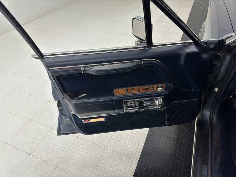 Lincoln-Town-car-1987-Glacier-Blue-Shadow-Blue-41
