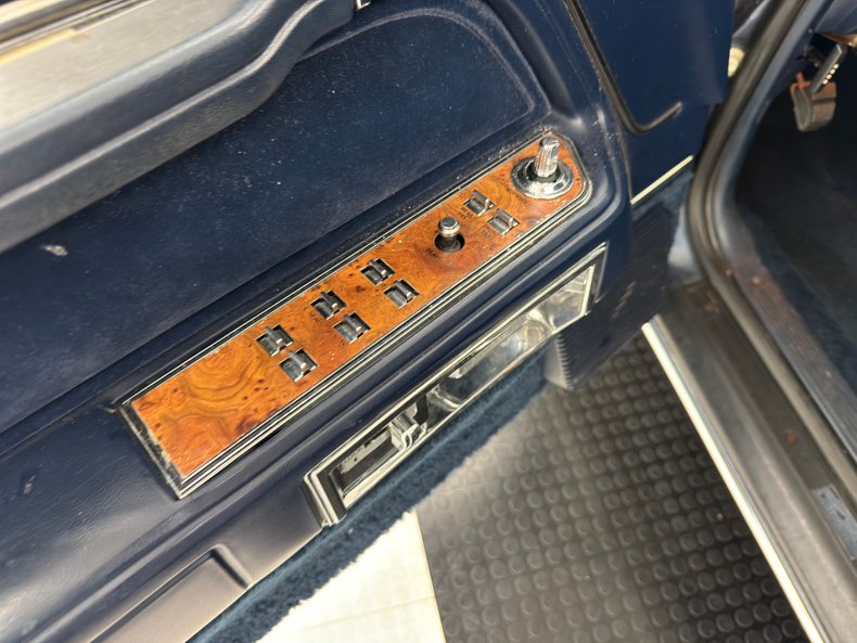 Lincoln-Town-car-1987-Glacier-Blue-Shadow-Blue-42
