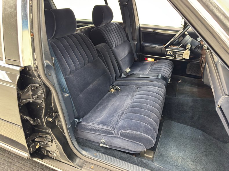 Lincoln-Town-car-1988-Black-Blue-11