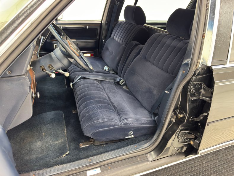 Lincoln-Town-car-1988-Black-Blue-4