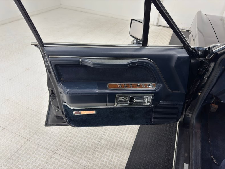Lincoln-Town-car-1988-Black-Blue-42