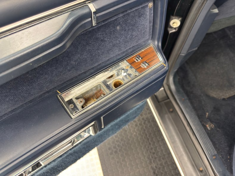 Lincoln-Town-car-1988-Black-Blue-46
